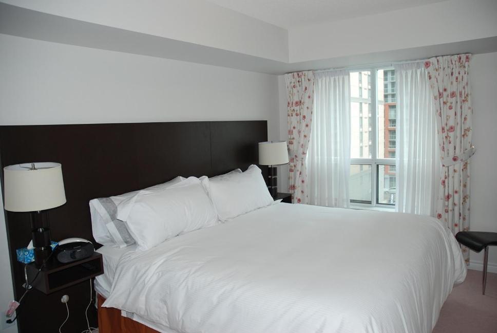Toronto Luxury Accommodations - Qwest Екстер'єр фото
